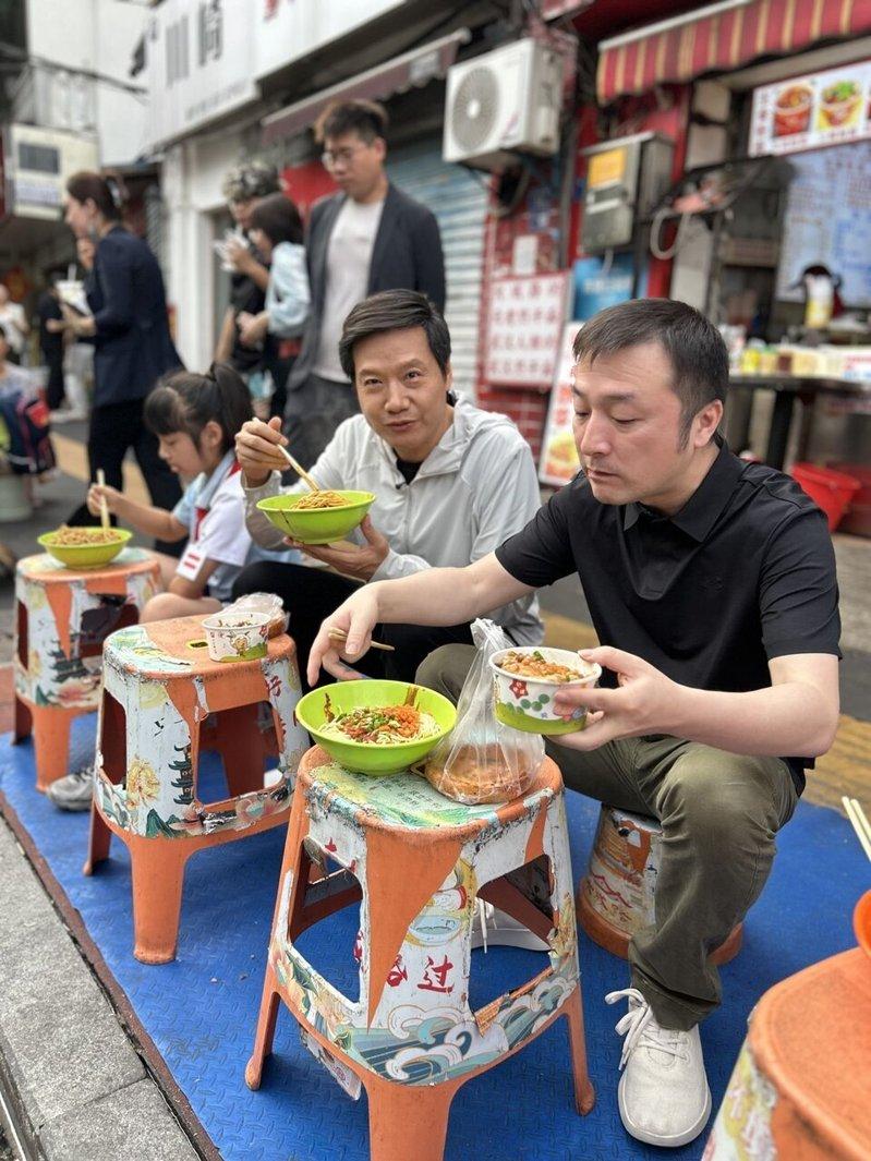 雷军蹲武汉路边吃早餐 大啖热干面