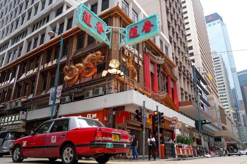 边饮茶边看球赛 香港莲香楼直播世界杯满座