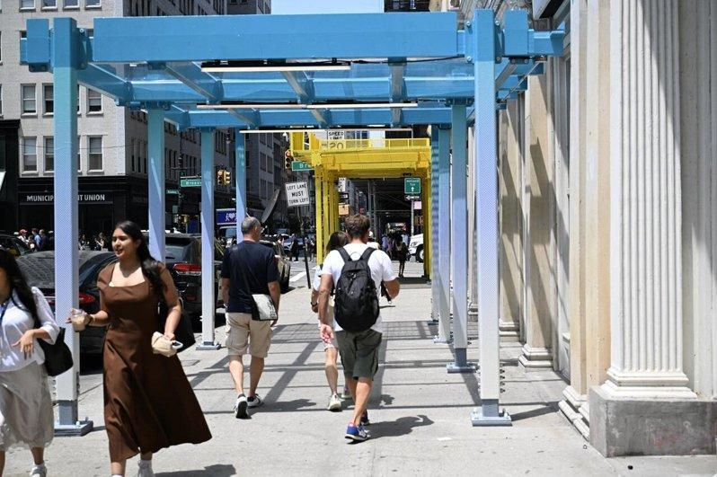 纽约市府公布两款新鹰架 将在曼哈顿供民众体验