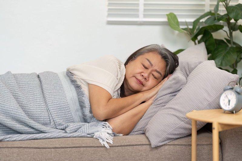 半夜醒来几次算正常？睡眠医生：视年龄而定