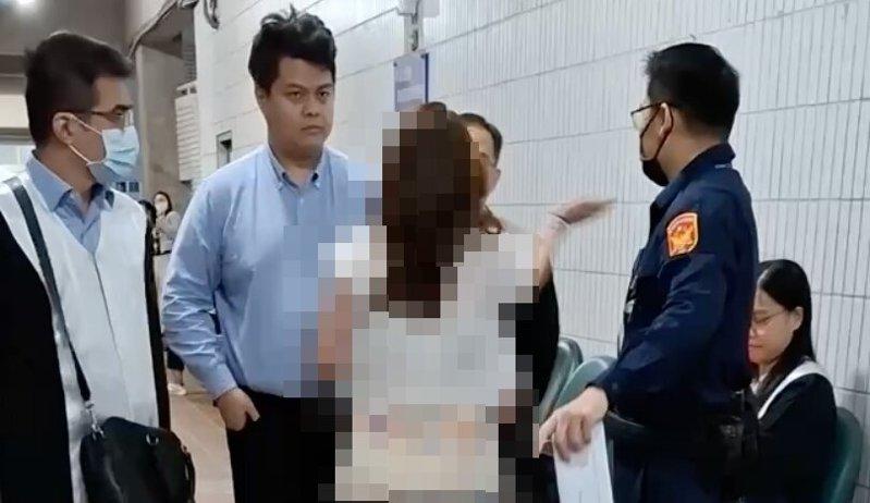 上次掴律师 台女再大闹法院 喊：我打全世界律师巴掌