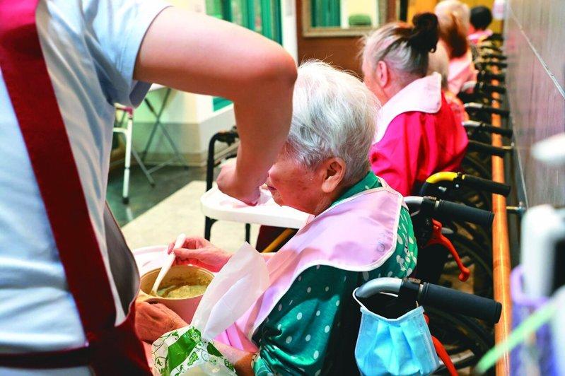 台中长照悲剧 女病患遭拖行、噎死 3照护员被起诉