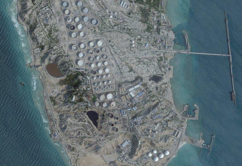 美军解除伊朗港口封锁 3天狂运2000万桶油 石油岛也重启了