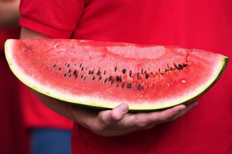 吃西瓜有很多意想不到的益处 但这类人应避免