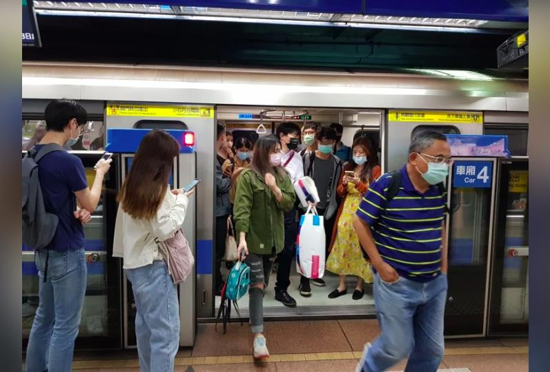 台湾轮椅夫妻首尔遇醉汉骚扰 韩男助解危义举曝光
