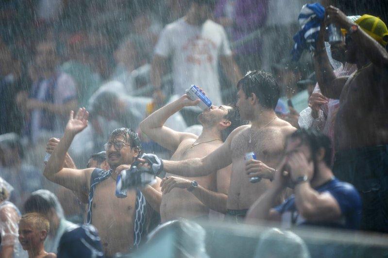 世界杯／大雷雨袭费城 球迷在淋雨 首见延赛2小时