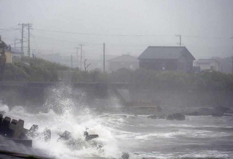 日本遭梅雨锋面与双台夹击 九州豪雨警戒升级