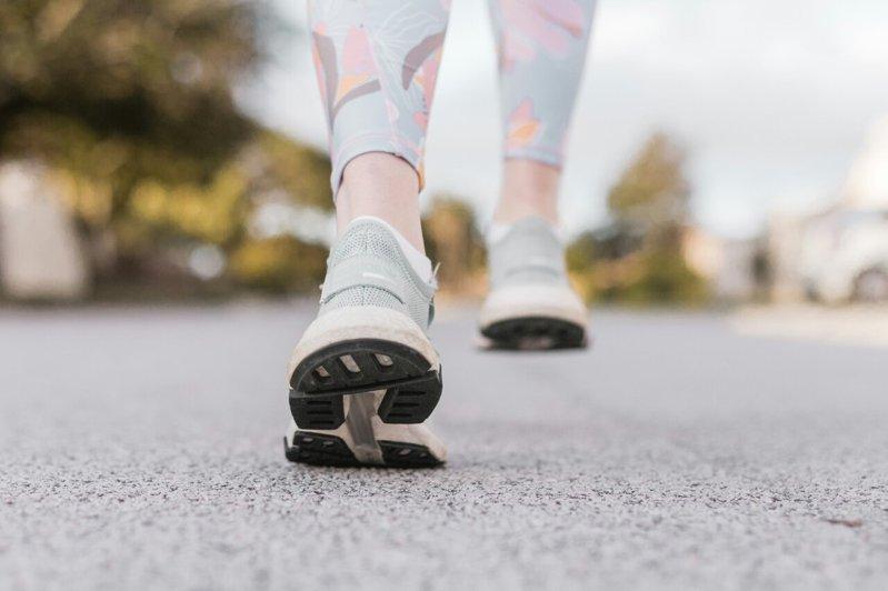研究：50岁以上女性 慢走比快走燃烧更多脂肪
