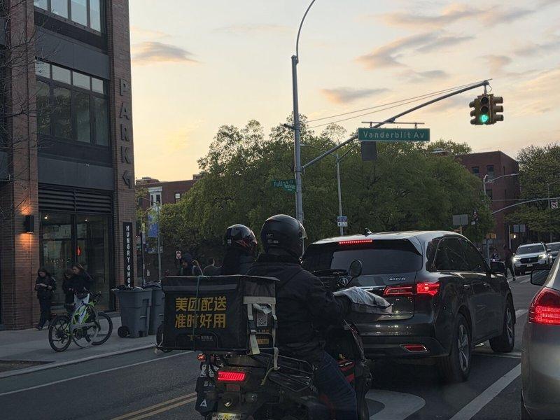 曼达尼放宽电单车执法 史岛议员携居民提诉