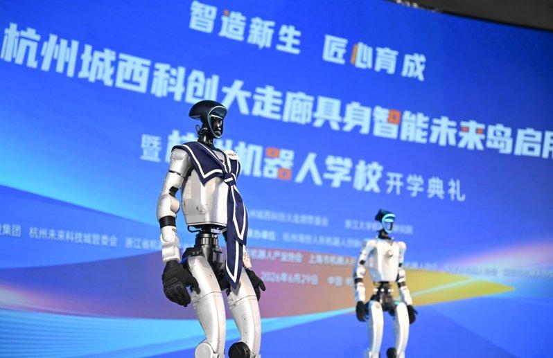 中国第一所机器人学校开学 首批30台受训