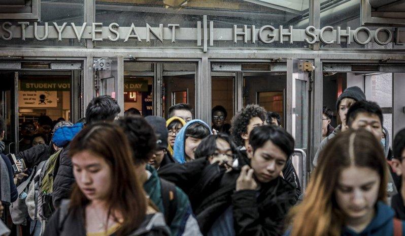 纽约特殊高中录取数据公布：亚裔增至56.5% 多校非裔仅个位数