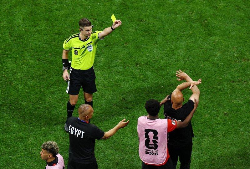 世界杯／不满判决 埃及教头对「双臂打叉」手势恐被FIFA处罚