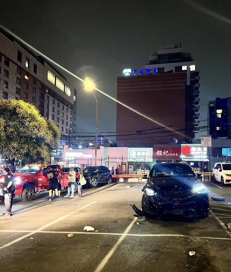 华男酒驾奔驰法拉盛停车场连撞6车 车主见满地零件吓傻