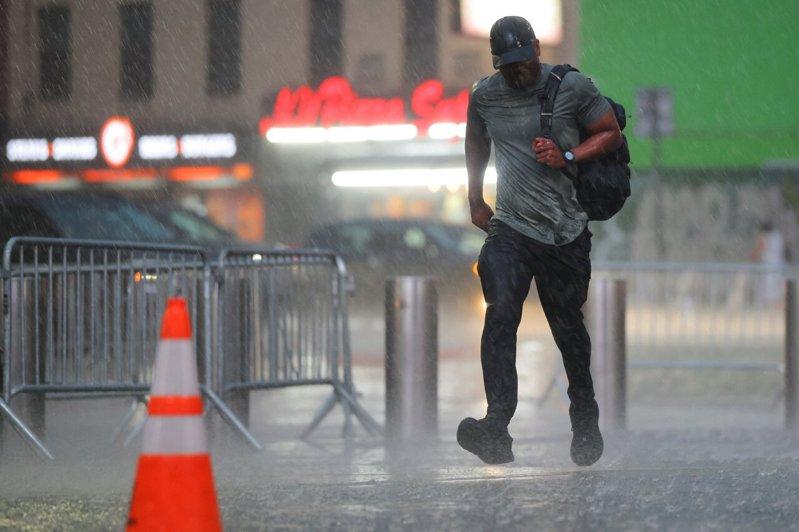 豪雨+冰雹轰炸纽约 部分地区积水成灾 航班大延误