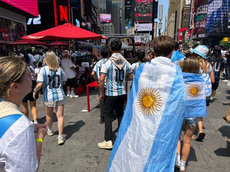 世界杯决战引爆足球热情 纽约街头被「梅西」塞爆