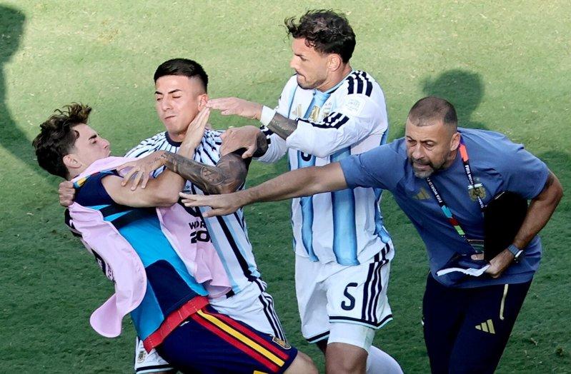 世界杯／阿根廷输球 巴瑞德斯向对手挥拳 冠军战变格斗之夜