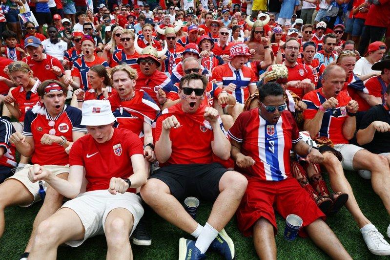 世界杯10大时刻：梅西帽子戏法、C罗的眼泪、维京划船暴红