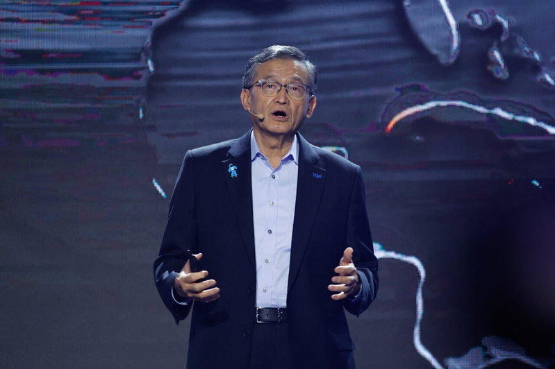 英特尔CEO陈立武：14A拚2028量产 估ASIC潜在市场超过1,000亿美元