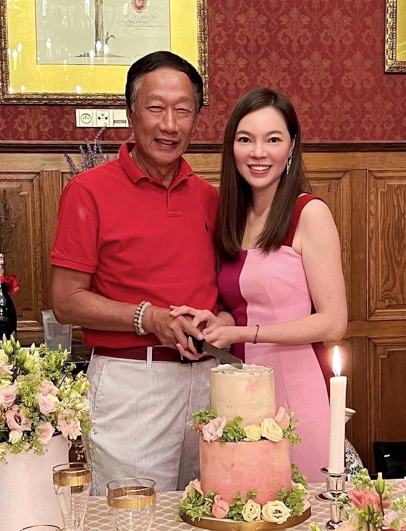 郭台铭强势性格曝光 女球友风波态度转变 曾馨莹身体微恙破冰现转机