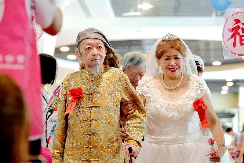 阿公与阿嬷重披婚纱 走红毯、喝交杯酒到「棒打鸳鸯」