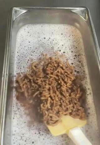 Taco Bell煮豆子过程 网友：看起来像冻干的蛆虫