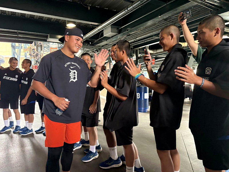 看台少年变 MLB 球星 李灏宇合体学弟：有梦就去追