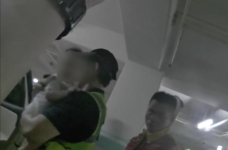 台中7月男婴独困密闭车内 关60分仍淡定瞪眼萌翻救援警消
