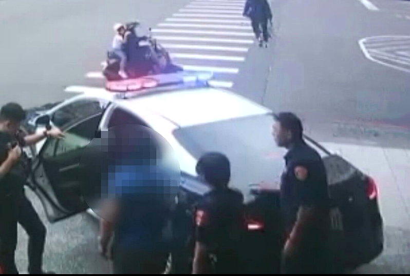 高雄急诊女病患突袭救护员 竟是通缉犯