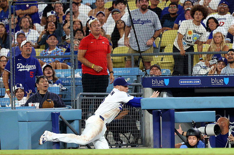 MLB／弗里曼追球摔进休息区 道奇教头：我们真是躲过一劫