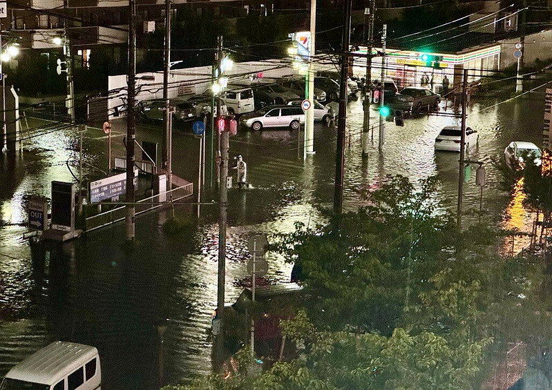 日本千叶破纪录豪雨瘫痪交通 成田机场旅客受困