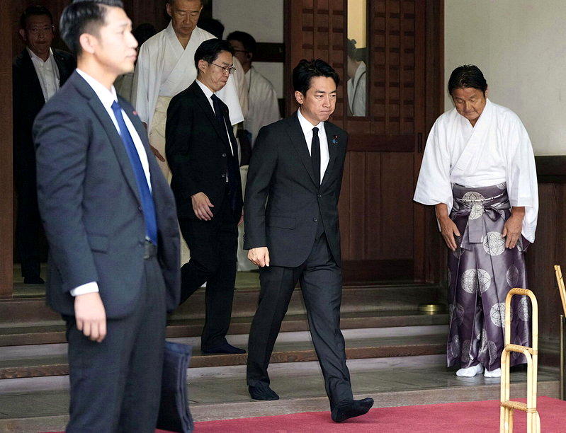 日本自民党高层 首度集体参拜靖国神社 防卫大臣小泉也出席