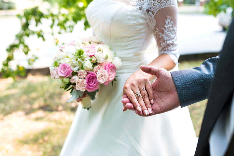 懒人包／假结婚办绿卡…华人移民诈团怎运作10年？社媒仍见「商婚」