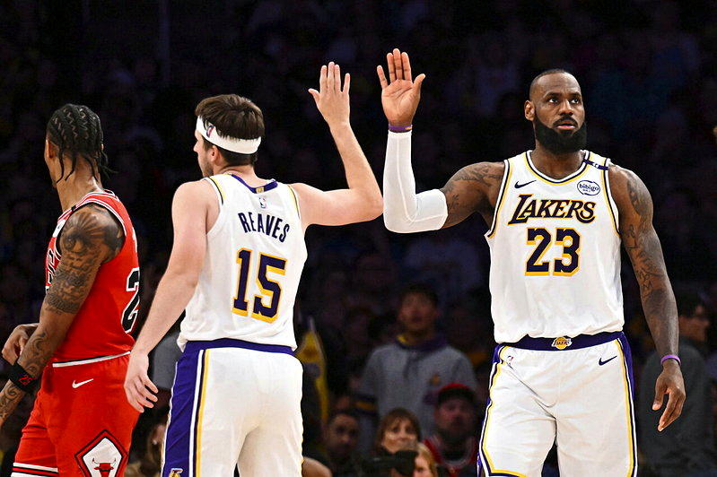 NBA／当对手前先合体 詹姆斯和里夫斯高球场挥杆