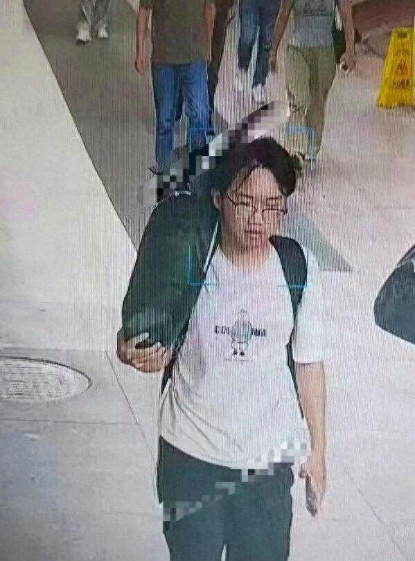 广东20岁男大生登山失联92天 穿雨衣坐路边成最后画面
