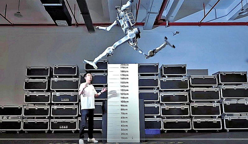 宇树发布新机器人产品 「超人」可原地跳高2米