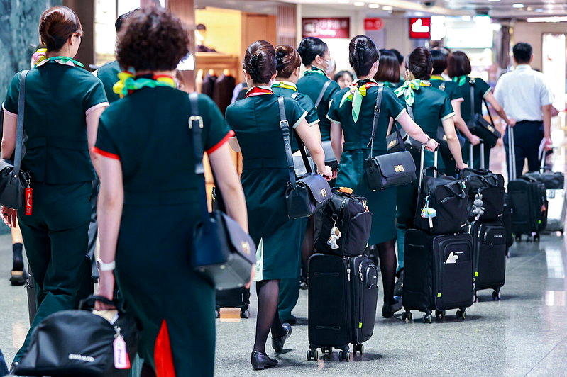 男子拍女空服员臀部称「拨一下」 长荣航空：骚扰零容忍