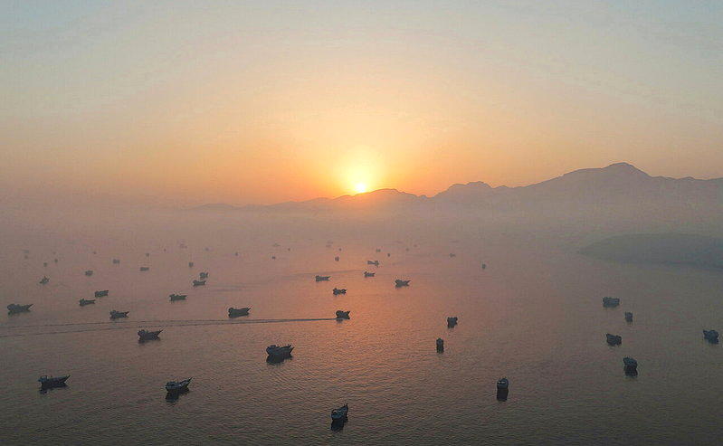 美军悄悄打通荷莫兹海峡 伊朗雷达遭打瞎、每天近千万桶石油运出