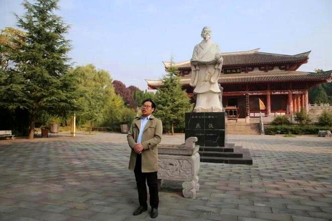 男子自封逾50头衔 频与名人合影 港中大教授、总编辑全是他