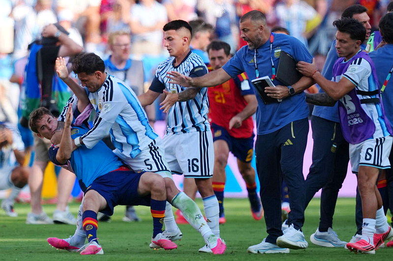 FIFA重罚阿根廷队 禁赛、罚款、主场观众减半…他最惨
