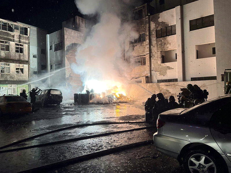 台南重大火警爆炸13人受伤送医 波及消防车、救护车烧损