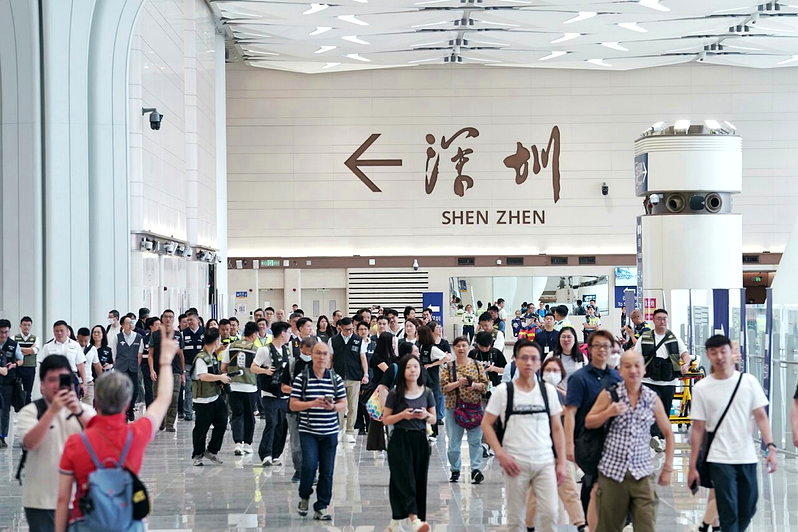 香港在新皇岗口岸动员万人千车 举行大规模跨境压力测试