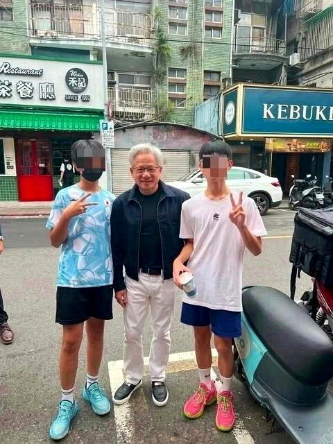 儿子偶遇黄仁勋秒换爹？ 亲爸被甩自嘲「脱离关系」 全网疯狂抢认亲