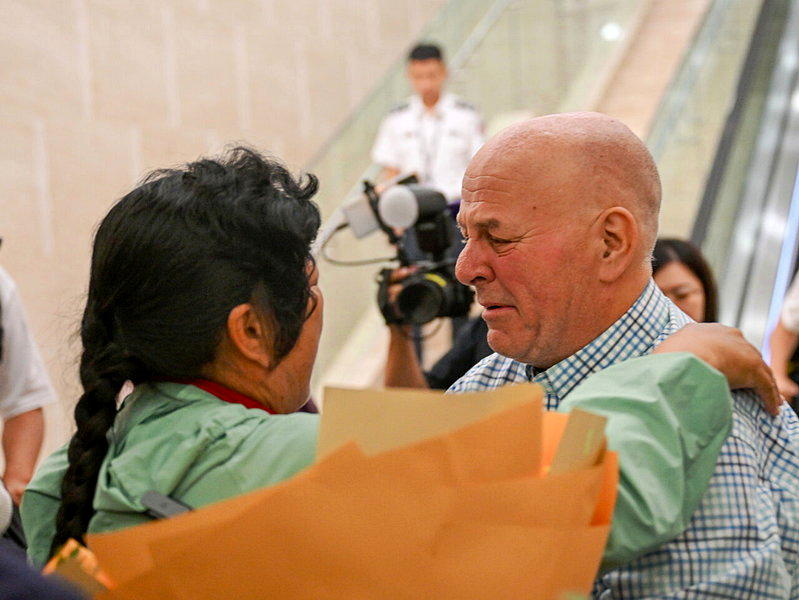 替树寻亲 美退休教师26年后返中重逢治沙劳模 紧紧相拥