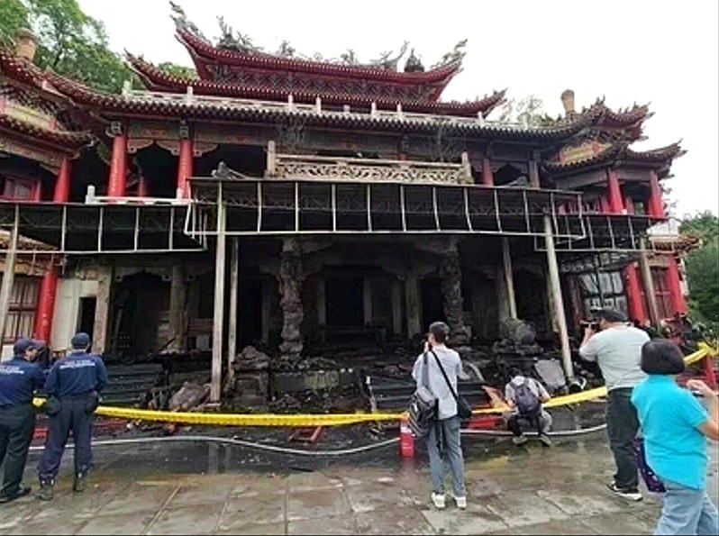 台北指南宫凌霄宝殿焚毁 张曼娟涌回忆：1千多阶楼梯很适合说情话