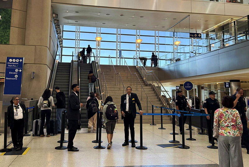 美机场ICE执法空前 这类人先别飞 包括移民申请处理中