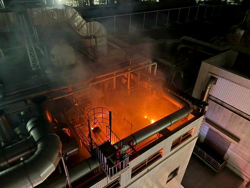 顶楼机房陷火海 世界先进台厂深夜火光照亮厂区