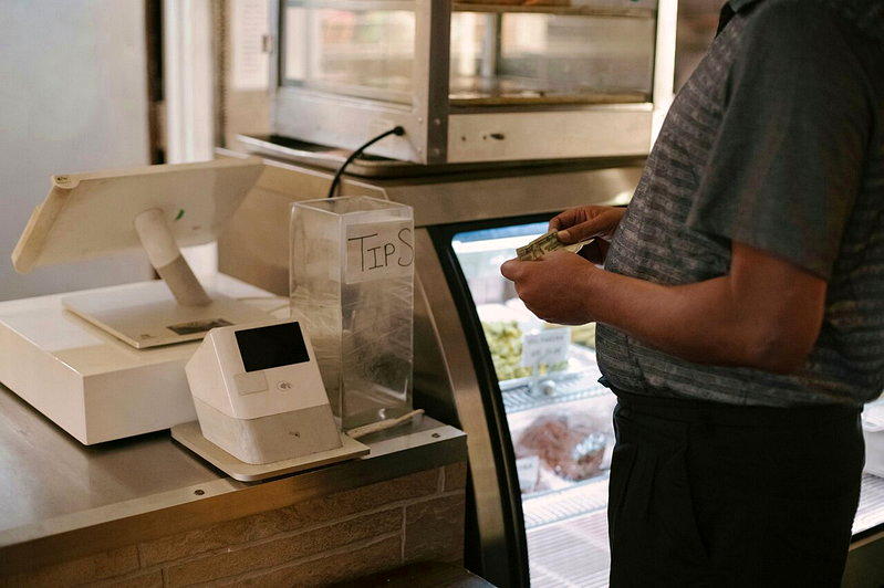 服务生曝谁最会给小费 「他们」出手就是22%甚至更高