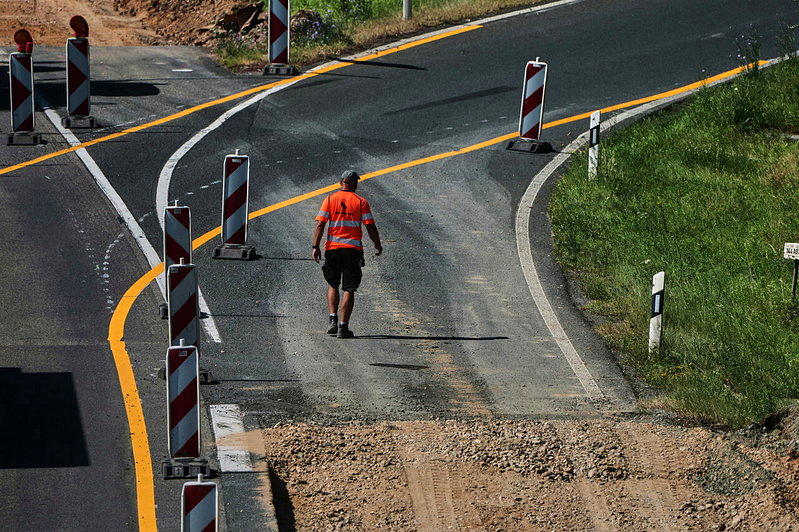 德州69号公路热到爆裂 高温考验陆路基础建设