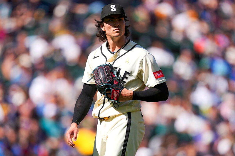 MLB/见男孩穿自己球衣要签名 华裔投手布莱恩胡抱他进牛棚传接