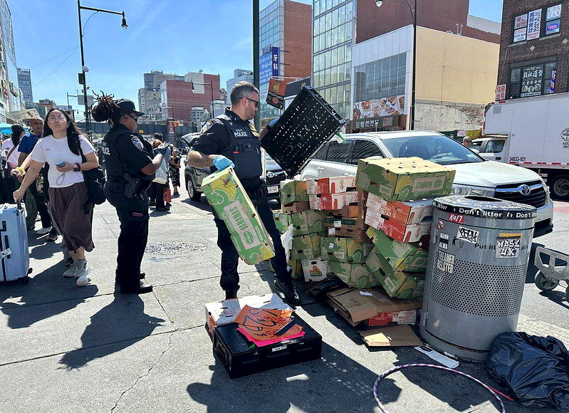纽约法拉盛街头取缔摊贩 没收水果成堆肥 这些可申请领回…